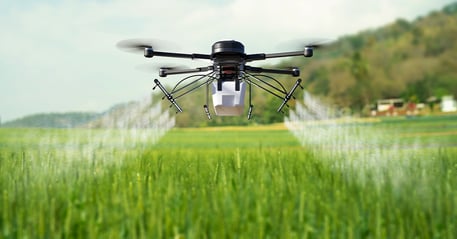 Como a utilização de drones pode ajudar na agricultura e na aplicação precisa de fertilizantes e pesticidas?