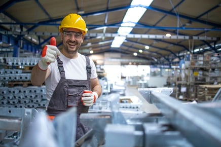 Funcionário de fábrica sorridente