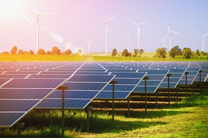 Placas solares e turbinas eólicas