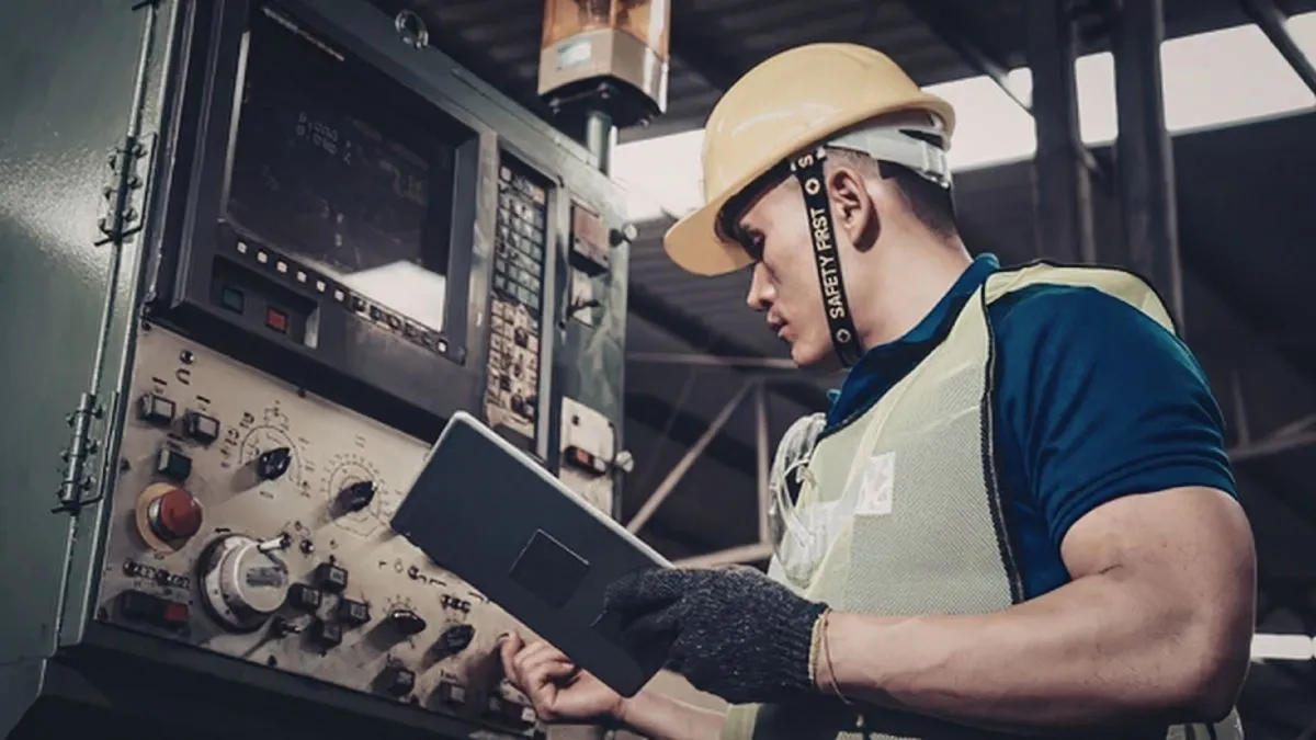 Técnico analisando uma parada de equipamento que impacta o OEE.